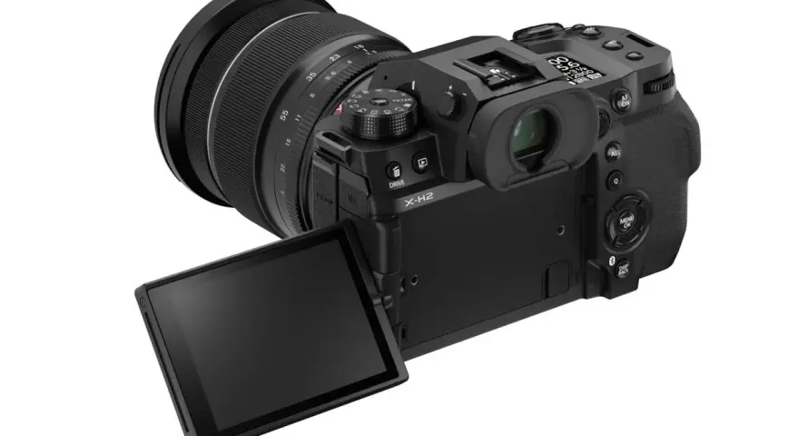 Appareil photo Fujifilm XH2 avec objectif, écran articulé ouvert, prêt à capturer le monde.