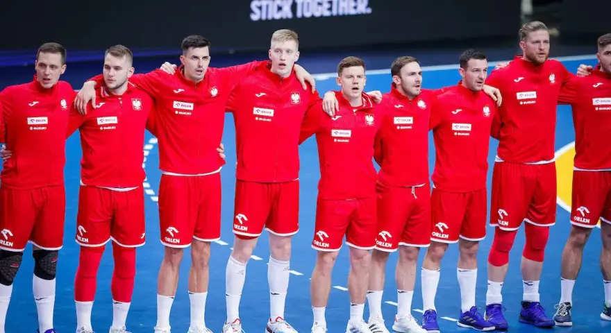 Drużyna Polski w piłce ręcznej w czerwonych strojach, gotowa do walki. Kiedy następny mecz polski w piłce ręcznej?