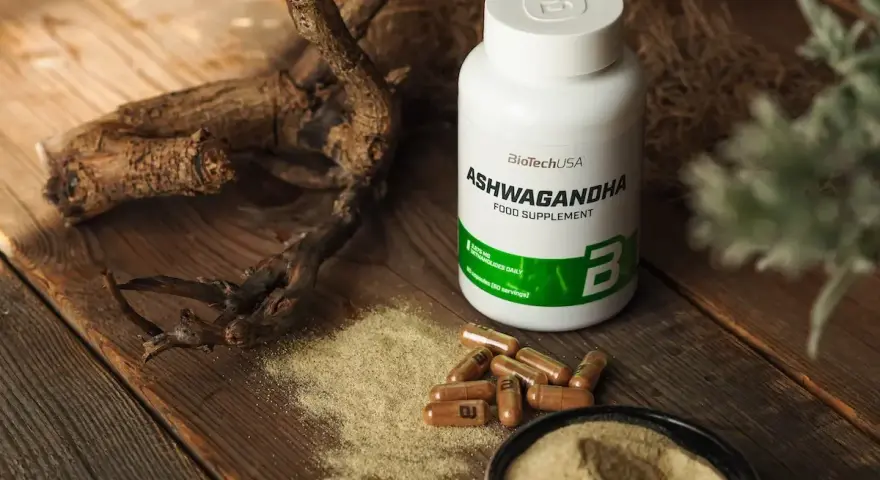 Frasco de Ashwagandha y polvo, sugiriendo sus ashwagandha beneficios para la mujer.