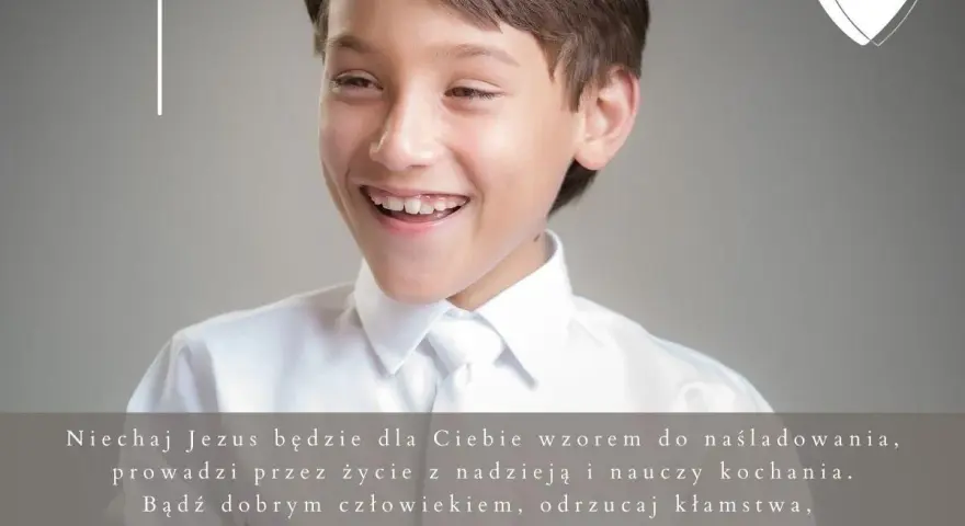 Uśmiechnięty chłopiec w białej koszuli, gotowy na Pierwszą Komunię. Krótkie życzenia na komunię: "Niechaj Jezus będzie dla Ciebie wzorem".