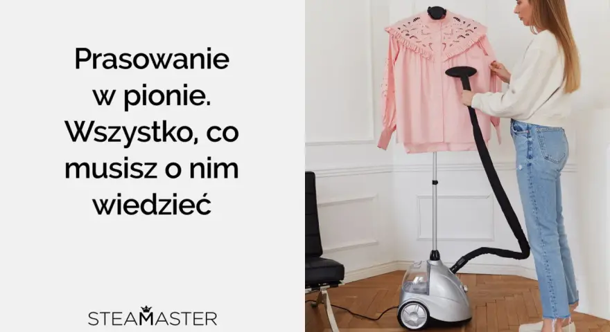 Kobieta prasuje różową koszulę parownicą stojącą. Dowiedz się, jak prasować parownicą, by ubrania wyglądały idealnie.