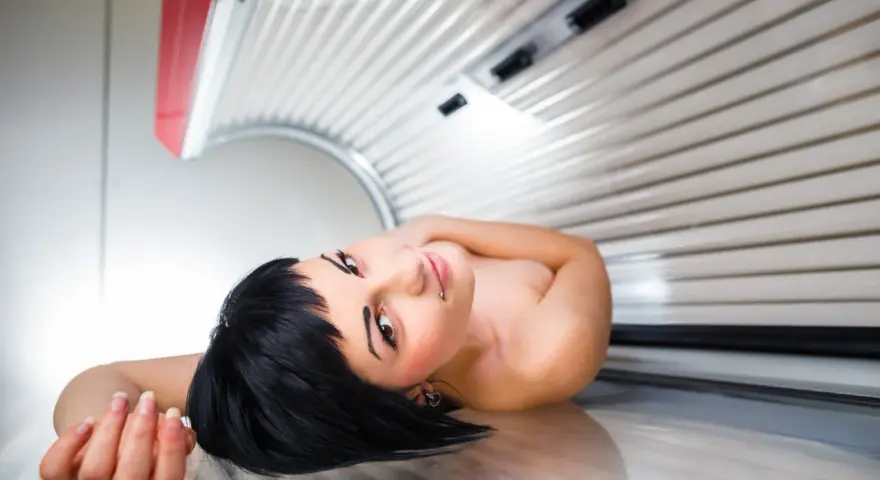 Kobieta w solarium, zastanawia się, czy po botoksie można się opalać.
