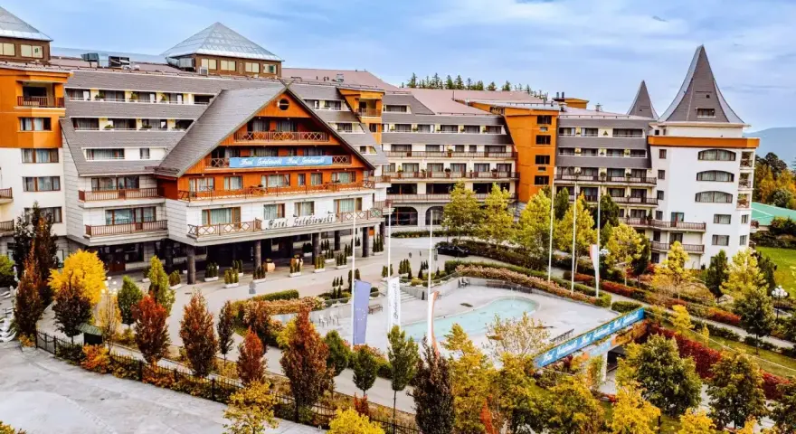 Hotel Gołębiewski w jesiennej odsłonie. Rozległy kompleks hotelowy z basenem i zadbanym ogrodem.