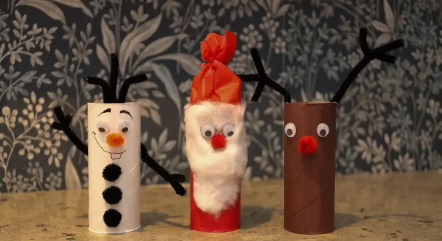 Tre gulliga tomtar av toarullar: en snögubbe, tomten och ett ren. Perfekt pyssel för julen!