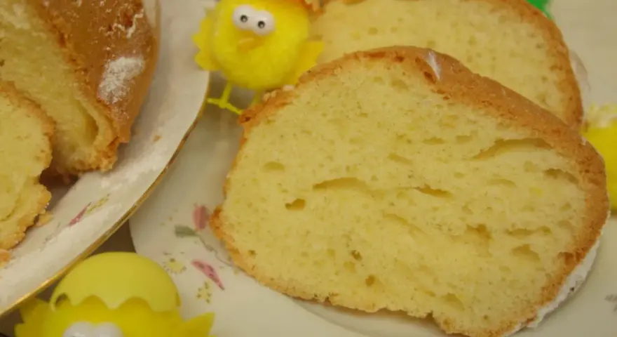 Puszysta babka z majonezem, sprawdzony przepis na wielkanocny stół. Idealna do kawy, z cukrowym pudrem i kurczaczkami.
