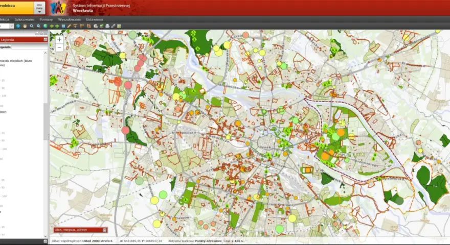 Mapa Wrocławia z zaznaczonymi terenami zielonymi i projektami. GIS co to? To system informacji przestrzennej pokazujący dane na mapie.