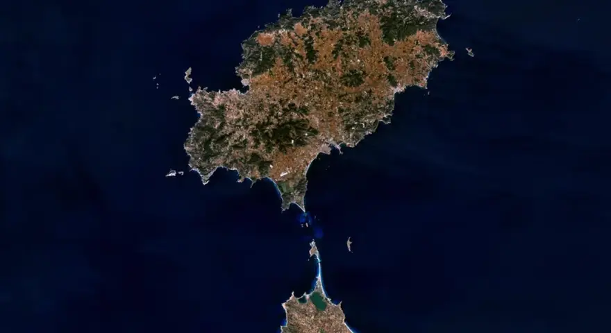 Widok z kosmosu na wyspy Ibiza i Formentera, gdzie jest Ibiza. Widać zielone wzgórza i zabudowania.