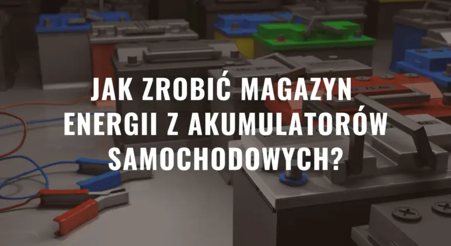 Jak zrobić magazyn energii z akumulatorów samochodowych? Wiele baterii samochodowych w tle, kable z zaciskami na pierwszym planie.