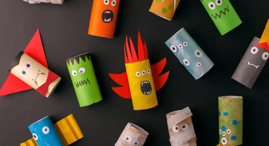 Kreatives Basteln mit Klopapierrollen: Bunte Monster und Mumien für Halloween.