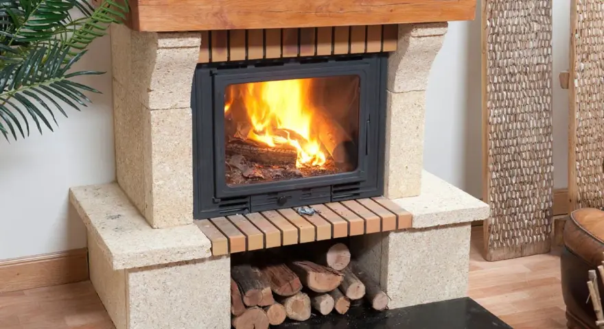 Chimeneas de leña Obramat con fuego crepitante y leña apilada, creando un ambiente acogedor.