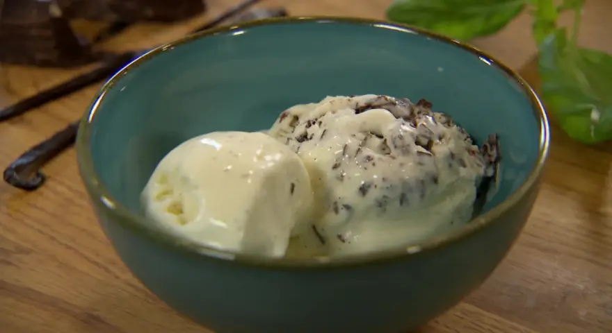 Zwei Kugeln Eis, eine schlicht, die andere mit Schokostückchen, in einer blauen Schale. Dieses Eis mit Milch statt Sahne sieht köstlich aus.