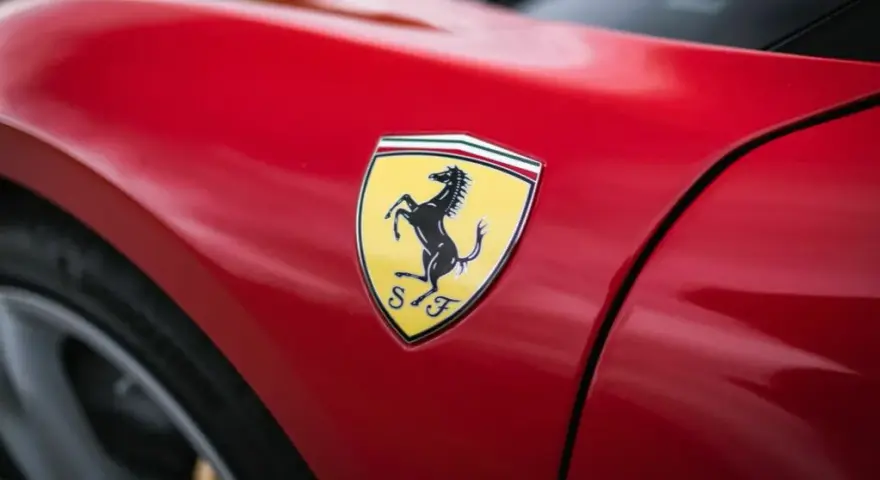 Jak się pisze Ferrari? Poznaj zasady pisowni i kapitalizacji