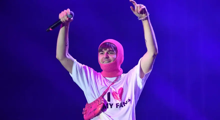 Artysta w różowej kominiarce i koszulce "I LOVE MY FANS" świętuje premierę **mata nowy album**.