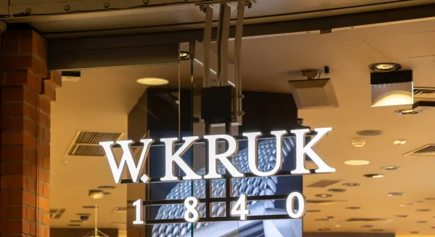 Litery "W. KRUK" i cyfry "1840" na neonowym szyldzie. Co to jest kruk? To nazwa znanej polskiej marki jubilerskiej.