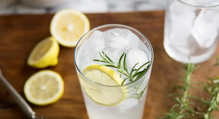 Idealne proporcje ginu z tonikiem: orzeźwiający drink z lodem, cytryną i rozmarynem.