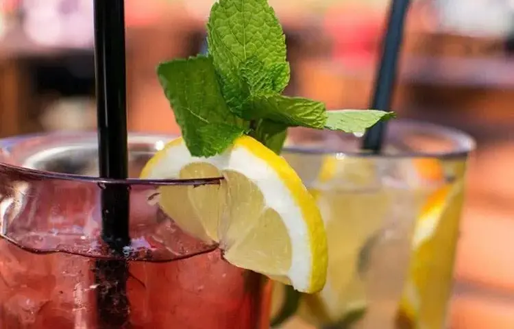 Pyszne drinki z wiśniówką, które zachwycą Twoich gości na każdą okazję