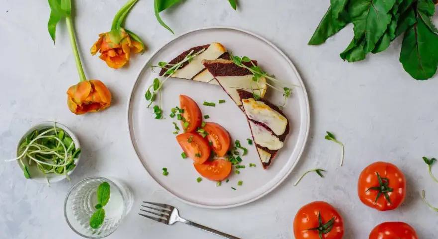 Kolorowe śniadanie na talerzu: kanapka z serem i burakiem, pomidory, kiełki. Idealne na dietę 1800 kcal 4 posiłki.