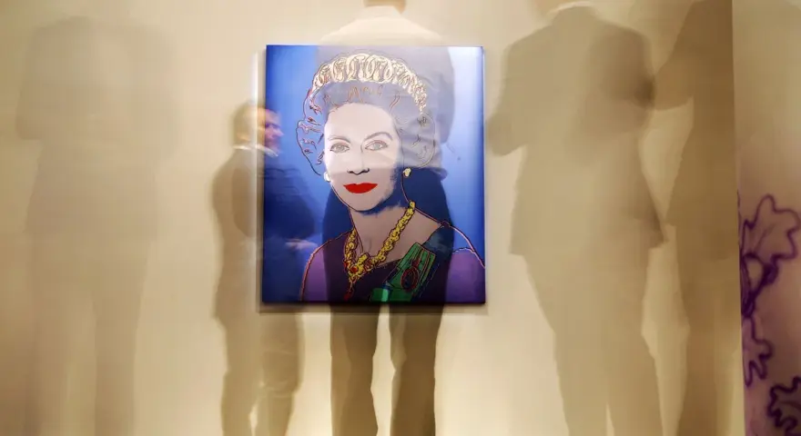 Retrato pop de la Reina Isabel II, obra de el artista anonimo, rodeado por siluetas fantasmales de visitantes en una galería.