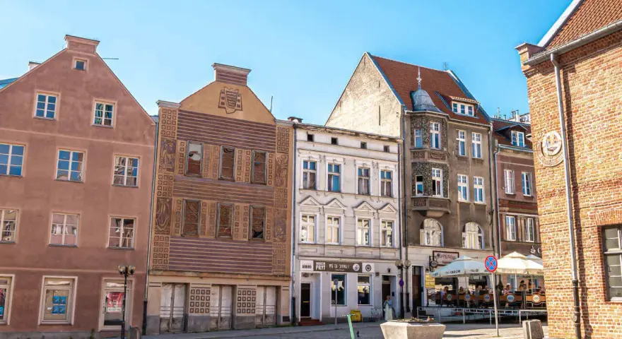Kolorowe kamienice na olsztyńskim Starym Mieście, idealne miejsce, by poczuć atmosferę i zastanowić się, co zwiedzić w Olsztynie.