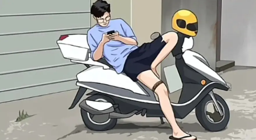 Ein Mann auf einem Roller, der auf sein Handy schaut. Die Beine scheinen verdreht, eine interessante optische Täuschung.