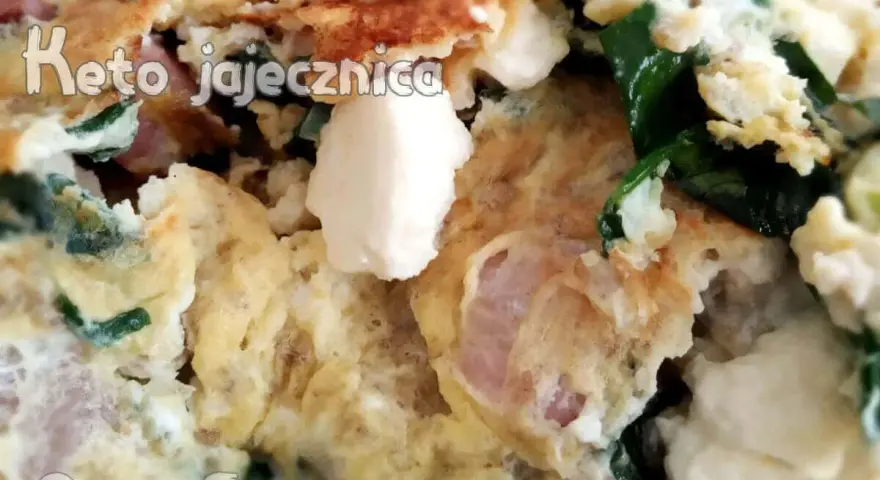 Pyszna keto jajecznica z szpinakiem i boczkiem. Idealna na śniadanie, z ilu jajek? Trudno powiedzieć, ale wygląda na sporą porcję!