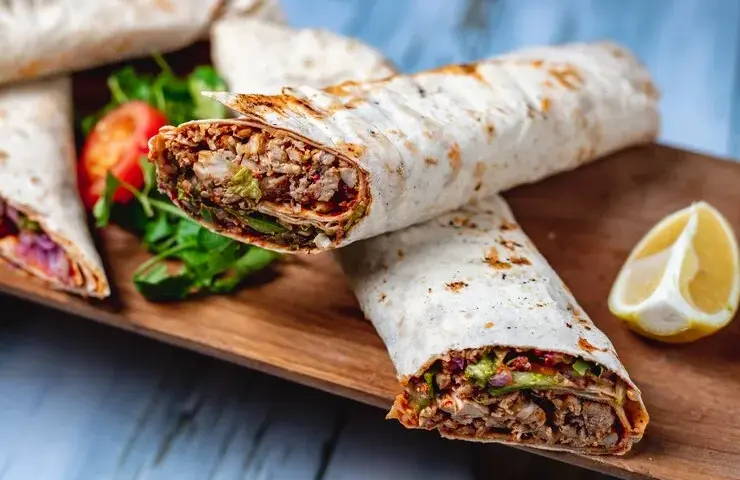 Duży kebab w tortilli: Ile kcal ma i jak jeść go świadomie?