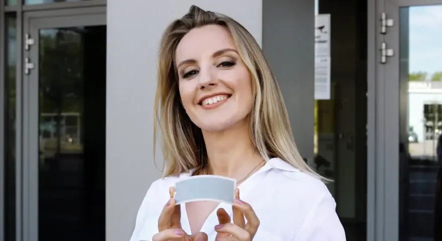 Olga Malinkiewicz prezentuje innowacyjne ogniwo perowskitowe, klucz do przyszłości energii słonecznej.
