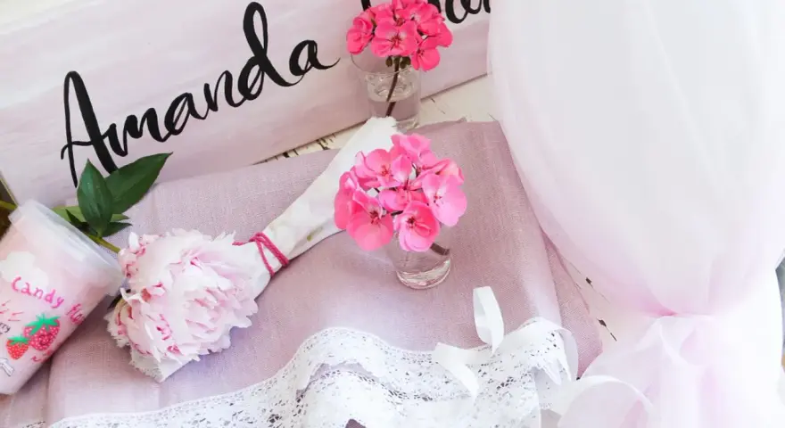En rosa dukning för Amanda 18 år med blommor, godis och tyll.