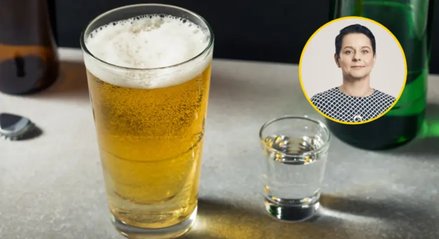 Kobieta w okręgu i kieliszek wódki obok piwa. Zastanawiasz się nad badaniami wątrobowymi na alkohol ile nie pić?