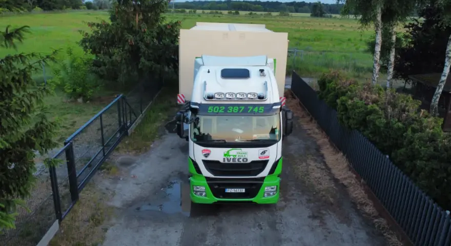 Ile waży naczepa z plandeką? Sprawdź, by uniknąć problemów z transportem