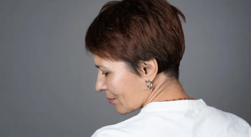 Krótkie fryzury dla pań po 50-tce: stylowy, krótki bob z subtelnym cieniowaniem.