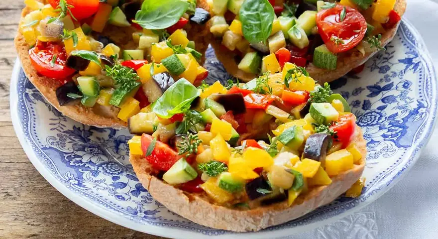 Friselle come condirle: croccanti friselle cariche di verdure fresche miste, pomodorini, basilico e erbe aromatiche.