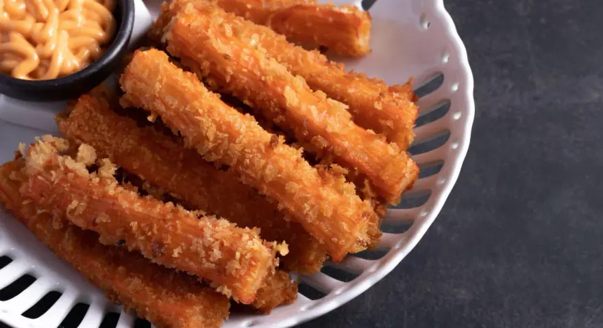 Chrupiące paluszki surimi, panierowane i smażone, podane z sosem. Czy surimi to coś dla Ciebie?