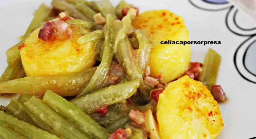 Delicioso plato de borrajas con patatas y trocitos de bacon. Un clásico casero que nunca falla.