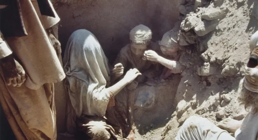 Dzieci ukryte w okopie, wstrząsający kadr z wojny, nagrodzony Sikorski World Press Photo.