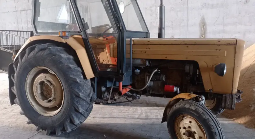 Ciągnik Ursus C-360. Zastanawiasz się, jak zwiększyć ciśnienie pompy hydraulicznej c-360? Ten traktor może pomóc w pracach polowych.