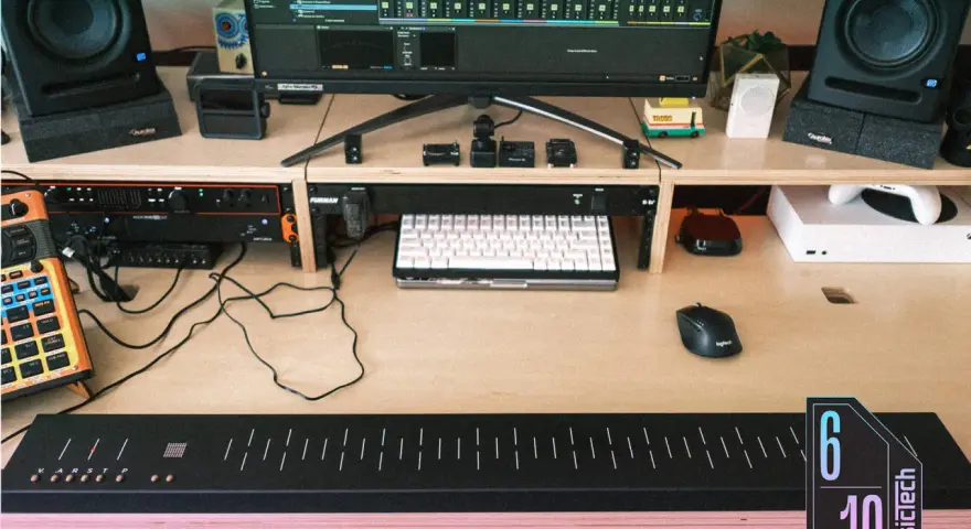 Stacja robocza do produkcji muzyki z monitorami, klawiaturami i kontrolerami. To idealne miejsce do tworzenia dźwięków w Soma Laboratory.