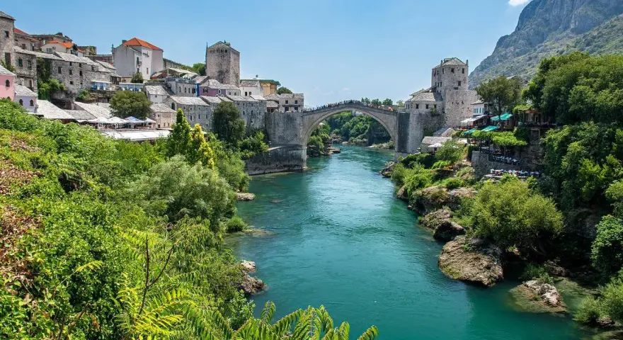 Mostar, Bośnia i Hercegowina. Czy do Bośni potrzebny paszport? Nie, jeśli jesteś obywatelem UE. Widok na Stary Most i rzekę Neretwę.
