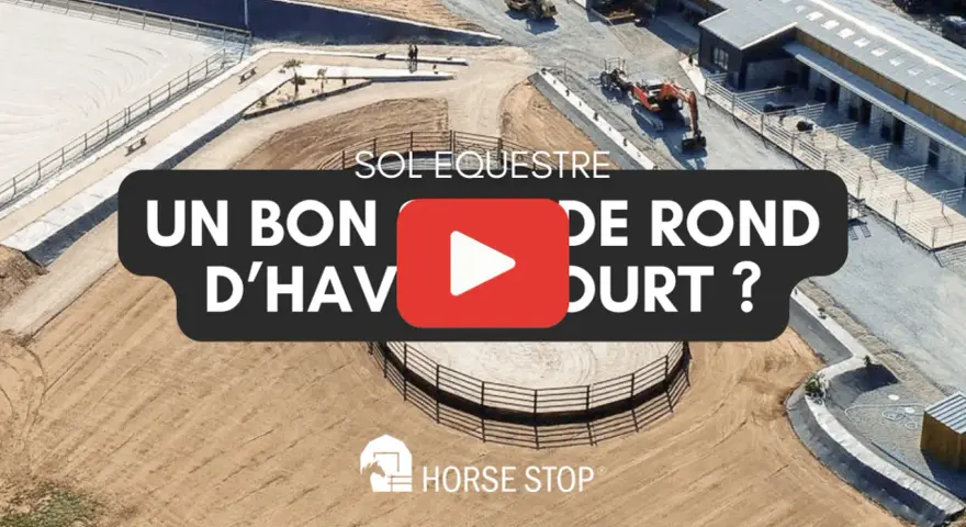 Vue aérienne d'une carrière équestre avec un sol en sable. Le texte "SOL EQUESTRE" et "UN BON D'HAVRE POUR COURT ?" est superposé.
