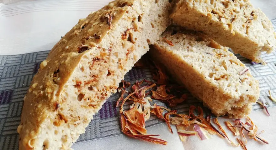 Frisches Zwiebelbrot, perfekt für ein einfaches Zwiebelbrot Rezept. Die knusprige Kruste und die saftige Krume mit Zwiebelstückchen sind unwiderstehlich.