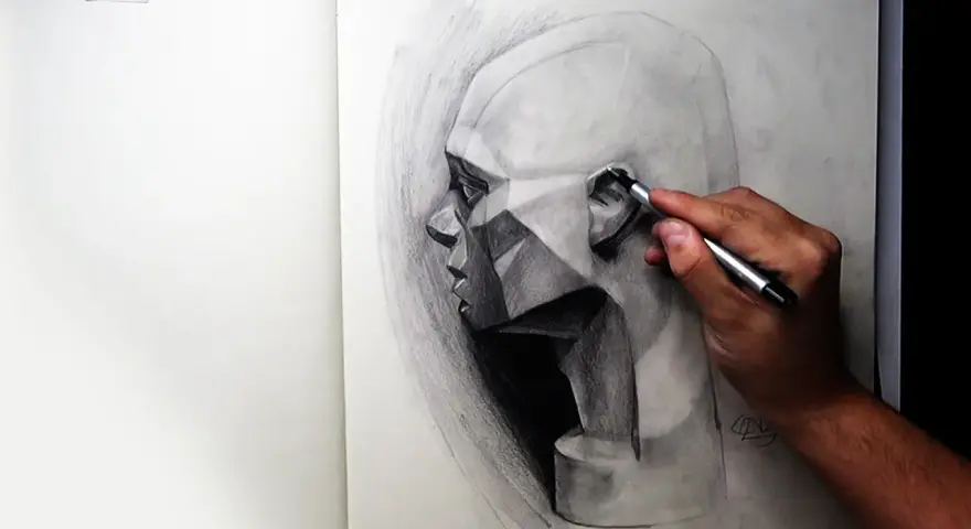 Un artista trabaja en dibujos difíciles a lápiz de un rostro geométrico, capturando la luz y la sombra con gran detalle.