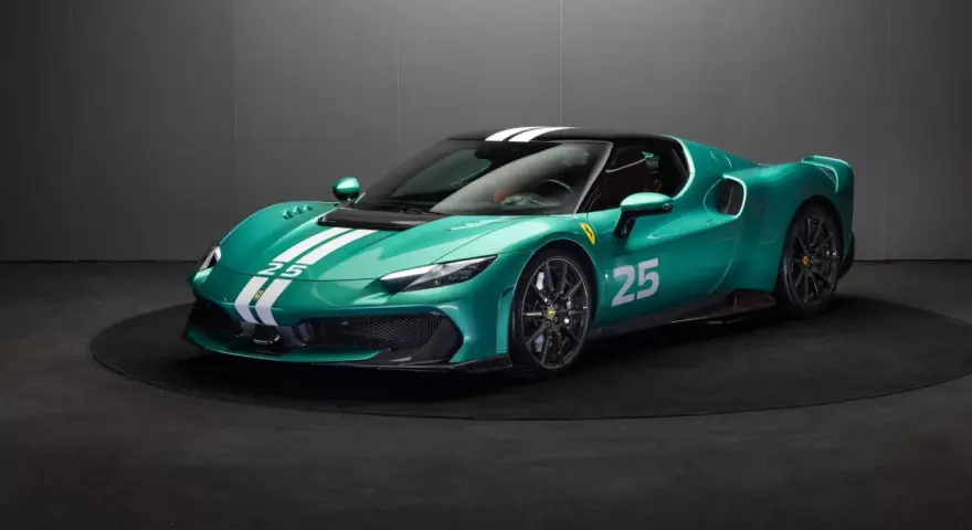 Turkusowe Ferrari 296 z białymi pasami i numerem 25, prezentowane na czarnym tle.