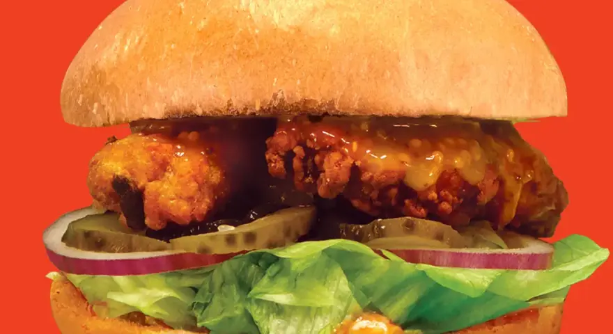 Ile kcal ma burger z kurczakiem? Zaskakujące różnice w kaloriach