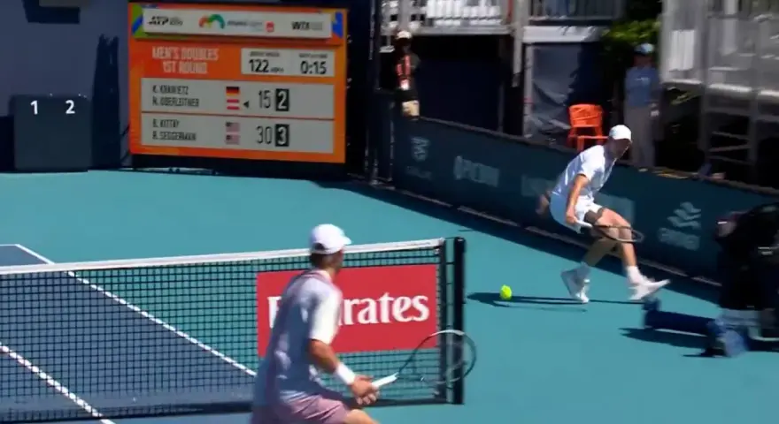 Jugadores en acción durante el tenis torneo de Miami. El marcador muestra el progreso del partido.