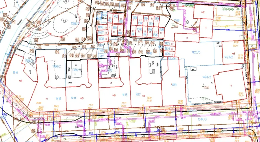 Oznaczenia gruntów na mapie geodezyjnej, z widocznymi numerami działek, granicami i wysokościami terenu.