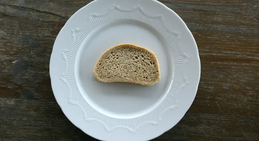 Ile kcal ma chleb? Poznaj prawdę o pieczywie i diecie.