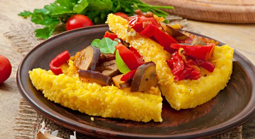 Polenta z czym jeść? Podana z duszonymi warzywami: papryką, bakłażanem i pomidorami. Pyszny pomysł na obiad!