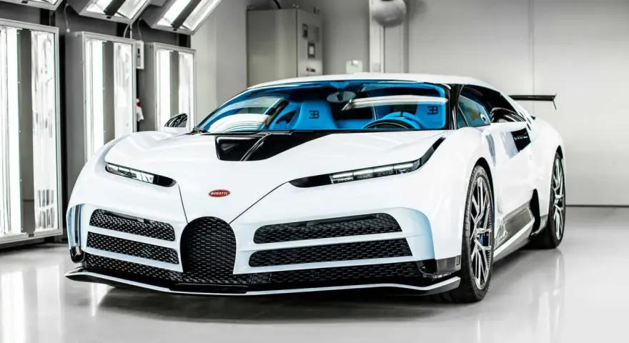 Białe Bugatti Centodieci z niebieskim wnętrzem. Zastanawiasz się, ile kosztuje Bugatti Centodieci? To marzenie wielu fanów motoryzacji.