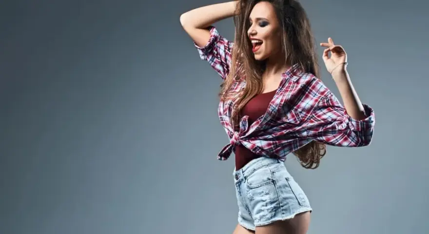 Co ubrać do jeansów na imprezę, aby wyglądać stylowo i czuć się pewnie