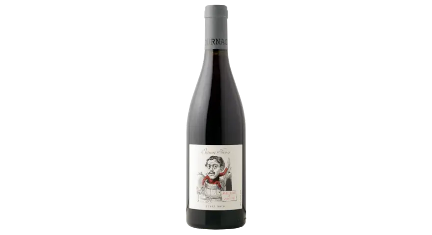 Bouteille de vin rouge avec une étiquette humoristique représentant un personnage dans un tonneau. Le vin est un Pinot Noir, dont l'origine est mise en avant.